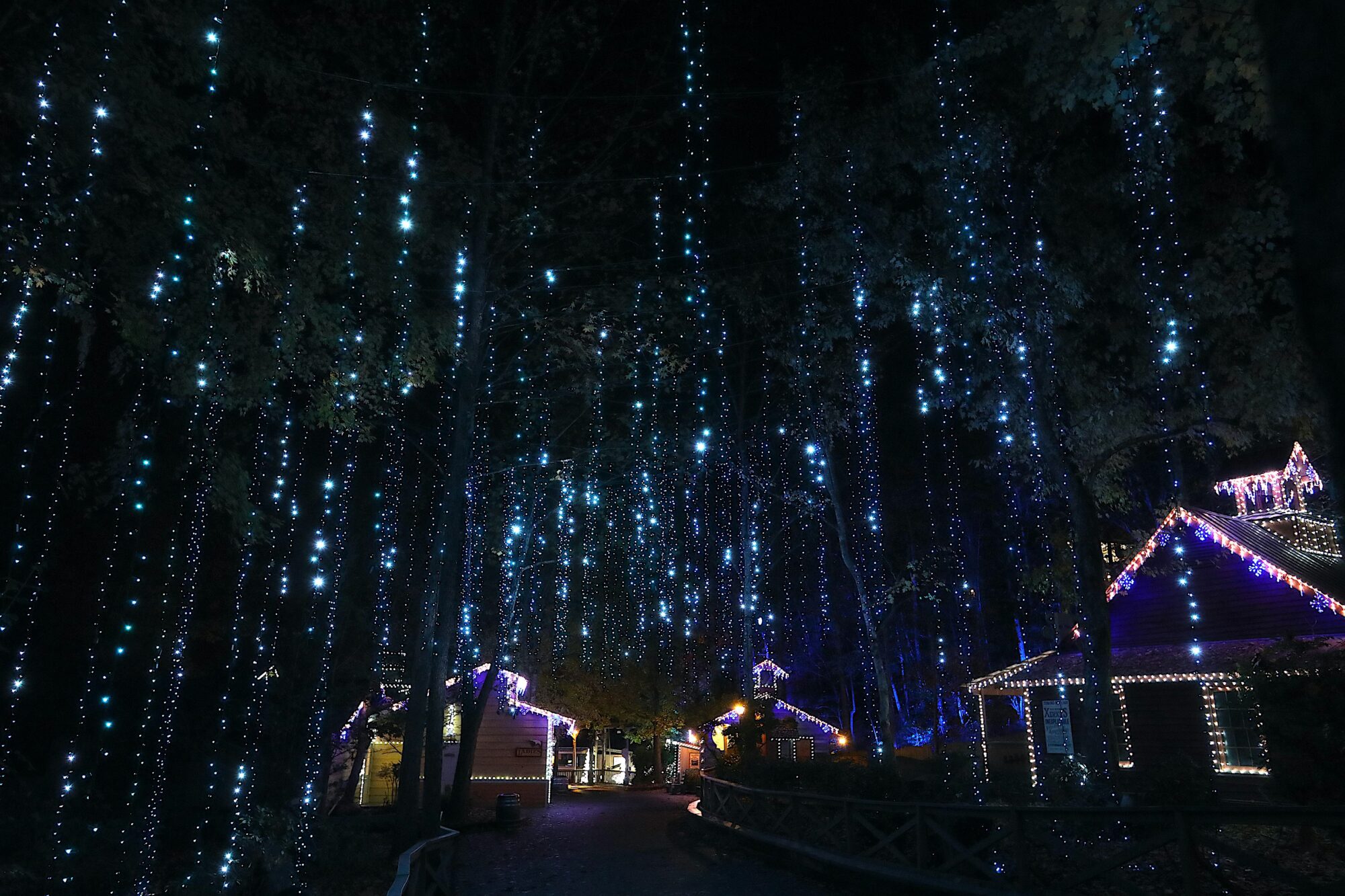 Dollywood celebrates Smoky Mountain Christmas