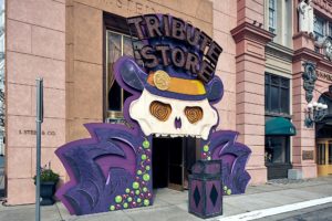 4 Mardi Gras Tribute Store 1 Universal Orlando debuts new Mardi Gras themed tribute store