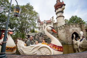 RWZ0ZWxpbmcgLSBEZSB6ZXMgWndhbmVuIC0gZ2V6aW4gaW4gendhYW4uanBn First visitors experience Efteling's newest fairytale
